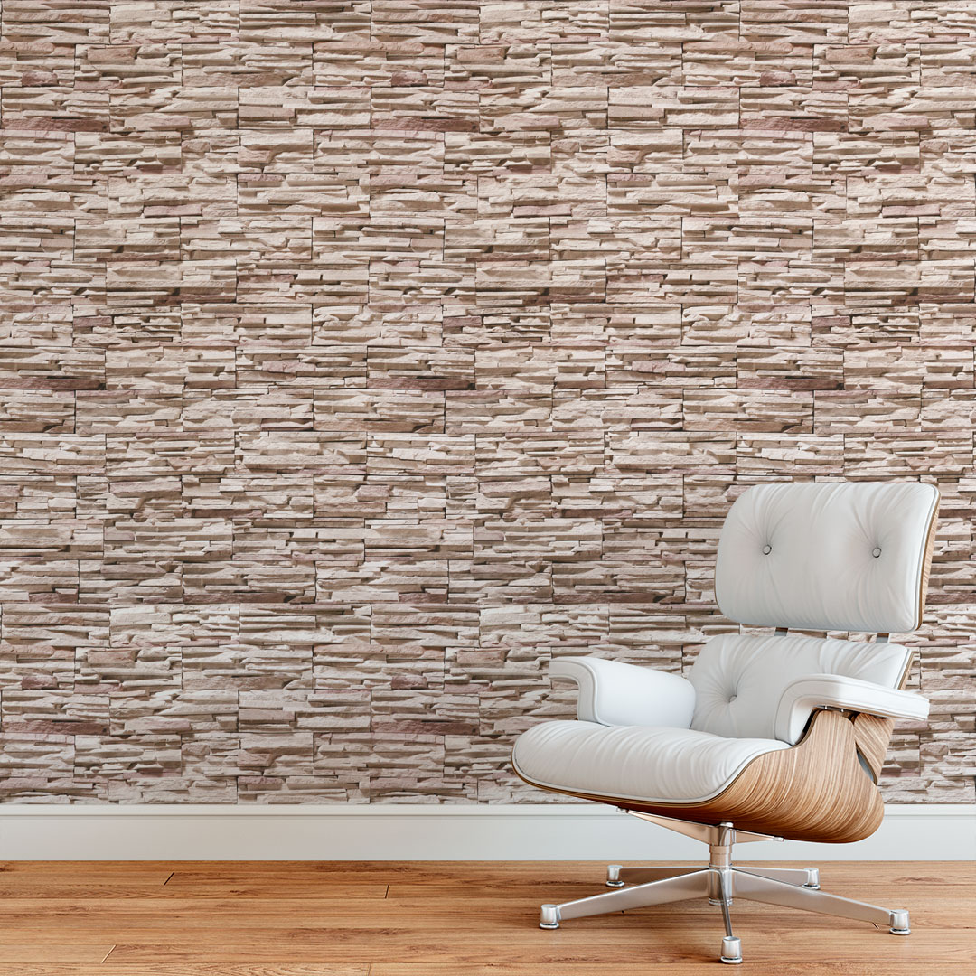 005 Cadeira branca com estrutura de madeira junto a parede com papel de parede efeito pedra