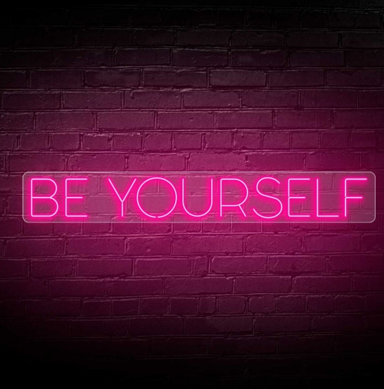 NeonLED | Be Yourself Sinal de néon rosa 'BE YOURSELF' numa parede de tijolos escura