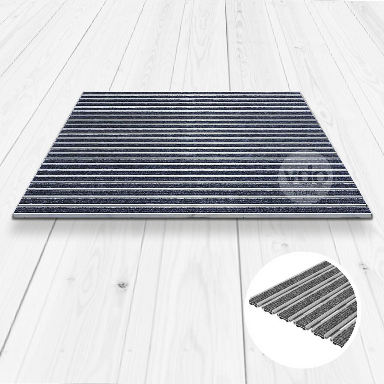 Tapete Esteira de Alumínio | Com Alcatifa Tapete riscado azul, cinza e branco sobre chão de madeira clara