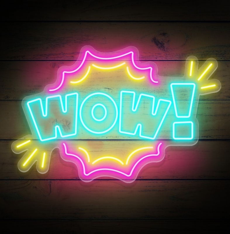 NeonLED | WOW! Letreiro néon azul e rosa com a palavra WOW! numa parede de madeira escura