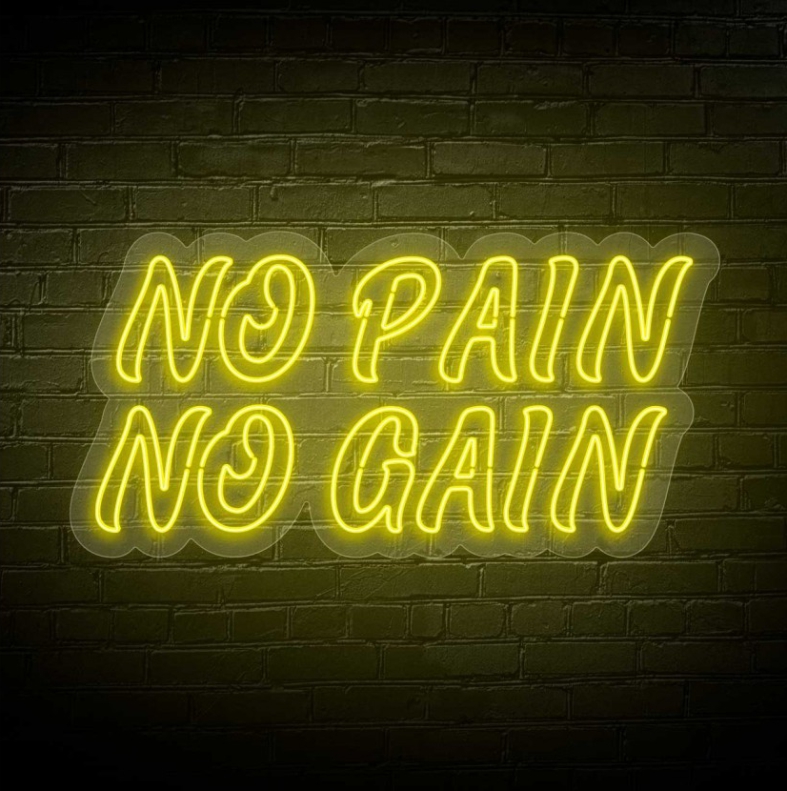 NeonLED | No Pain no Gain Sinal de néon amarelo com texto 'NO PAIN NO GAIN' numa parede de tijolos verde-escuro
