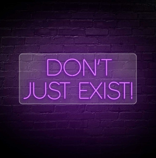NeonLED | Don´t Just Exist! Neon roxo com mensagem 'DON'T JUST EXIST!' numa parede de tijolos escura