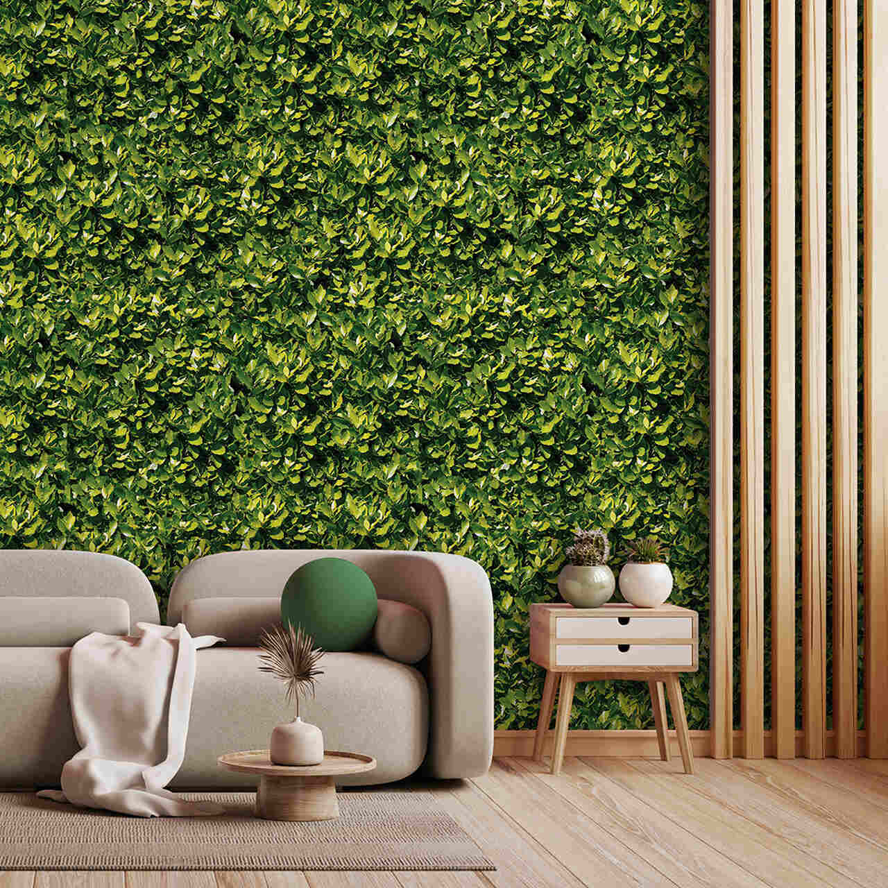 006 Sala com decoração moderna com sofá, parede verde de plantas e móveis em madeira clara.