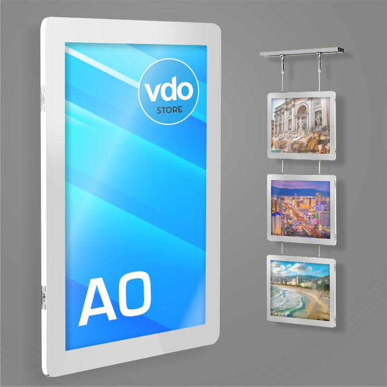KIT Display LED Premium | A0 Anúncio digital branco A0 com fundo azul ao lado de suporte com três fotos quadradas