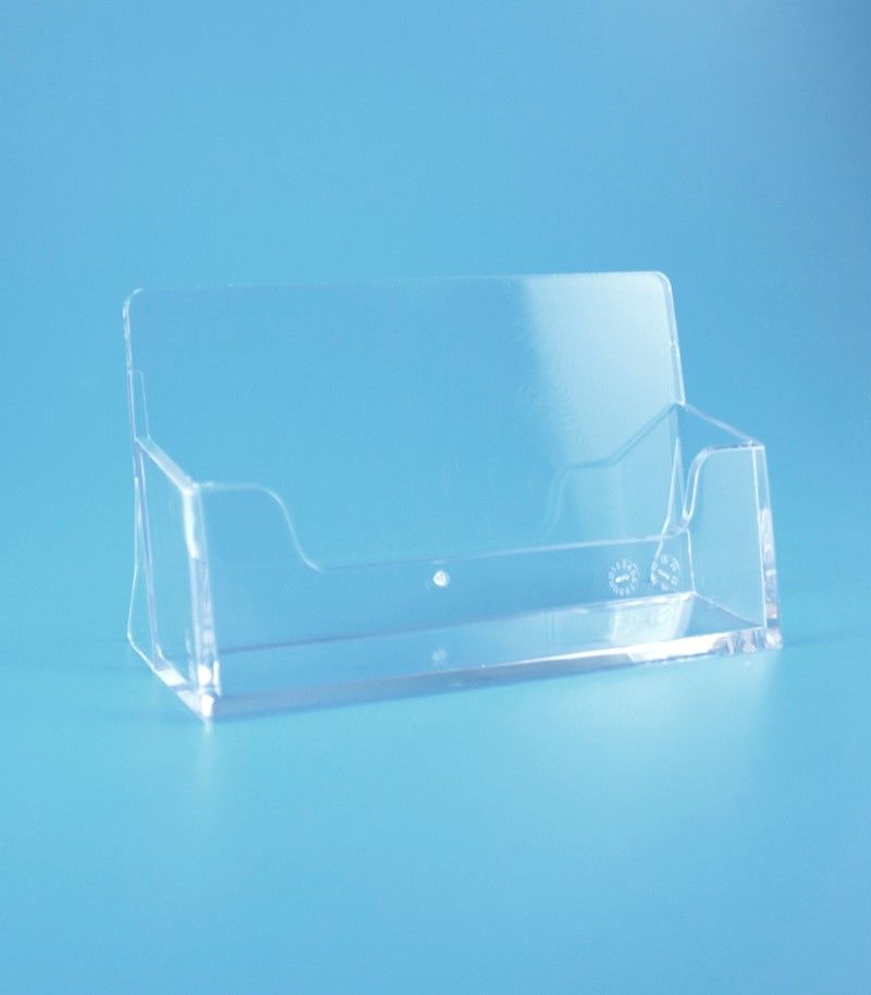 Suporte porta-cartões transparente em acrílico sobre superfície azul