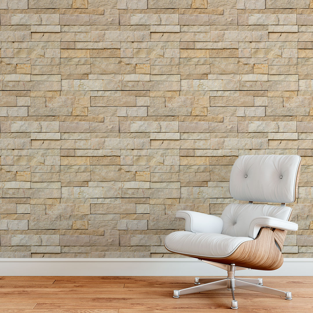 013 Cadeira branca de couro com estrutura em madeira clara junto a parede de pedra bege