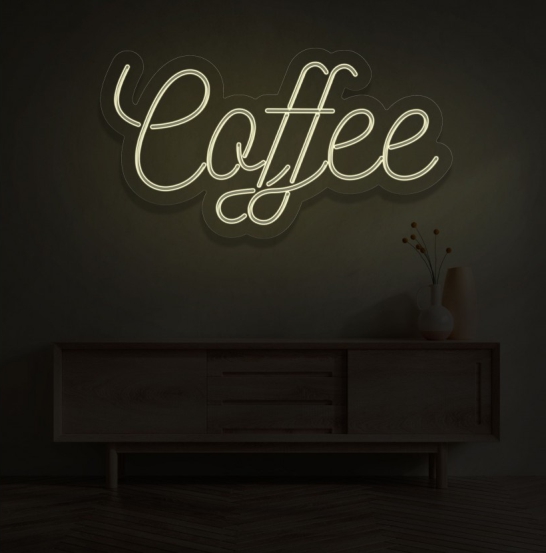 NeonLED | Coffee Sinal de néon branco com a palavra Coffee numa parede acima de uma consola de madeira escura com um vaso branco