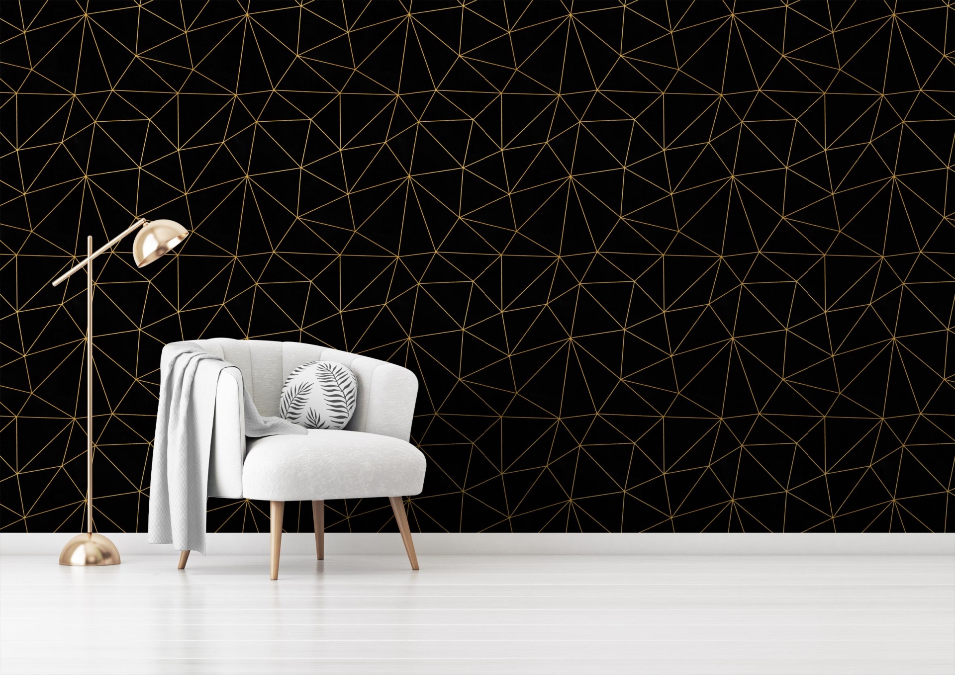009 Cadeira cinza com almofada e candeeiro dourado diante de parede preta com padrão dourado