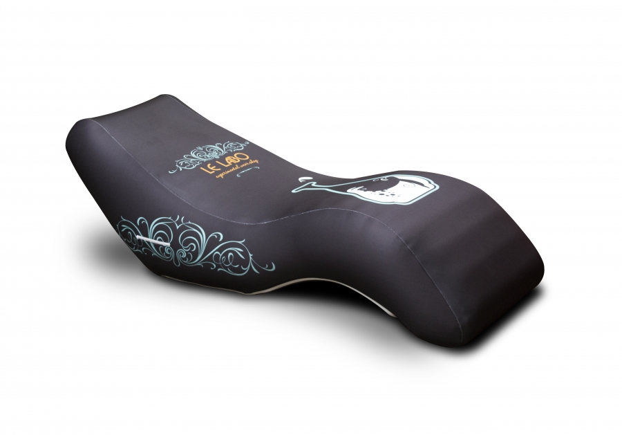 Mobiliário Insuflável | Poltrona Espuma de apoio castanha escura com estampados gráficos e texto em amarelo e branco