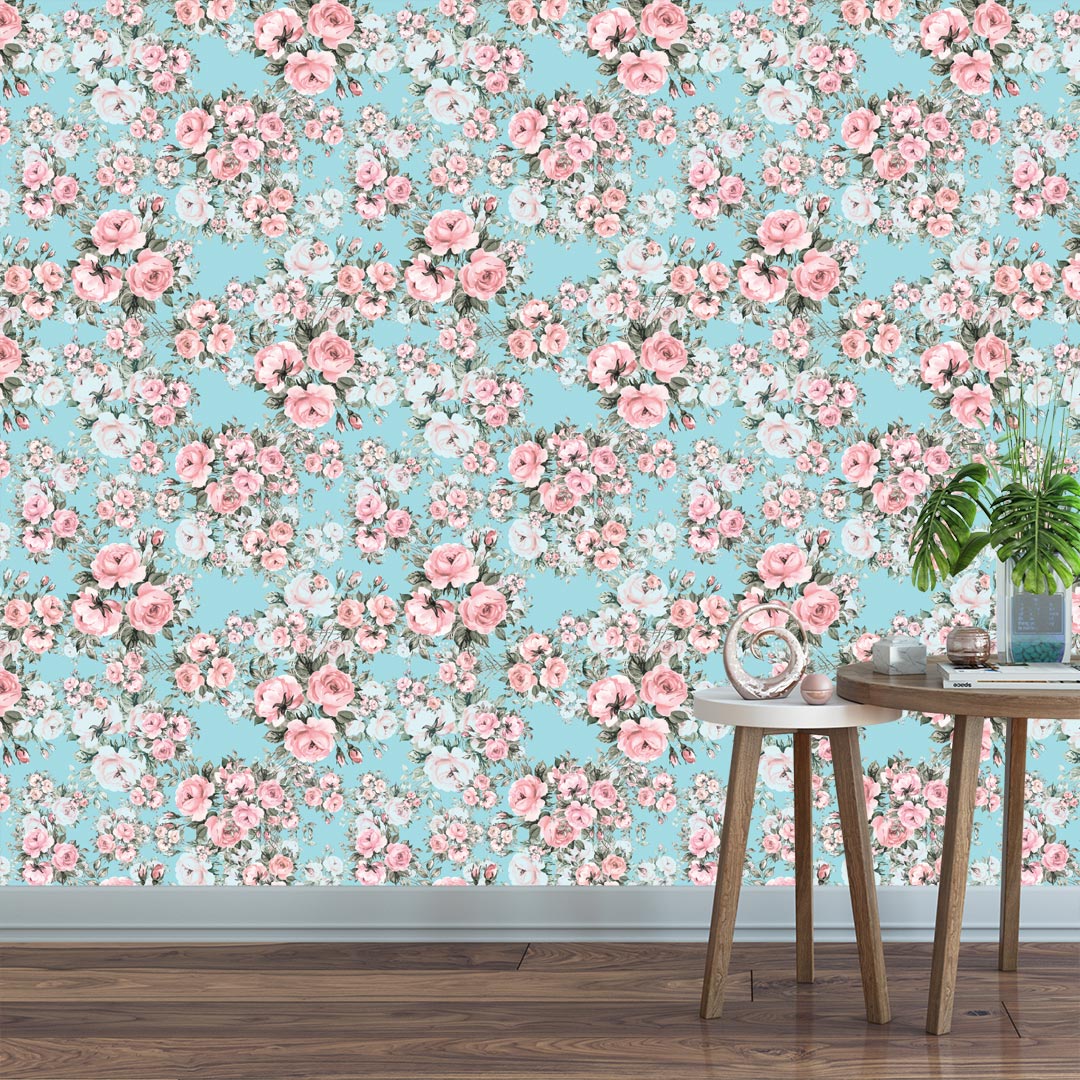 001 Papel de parede azul com flores rosas e mesa de madeira com decoração