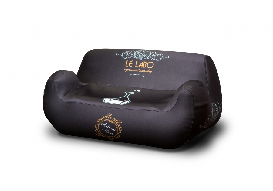 Mobiliário Insuflável | Pufe Sofá insuflável preto com texto e desenho branco e amarelo