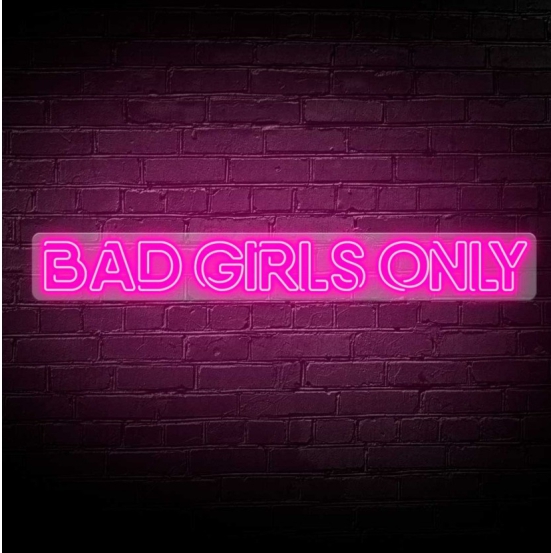 NeonLED | Bad Girls Only Letreiro de néon rosa com a frase BAD GIRLS ONLY numa parede de tijolos escuros