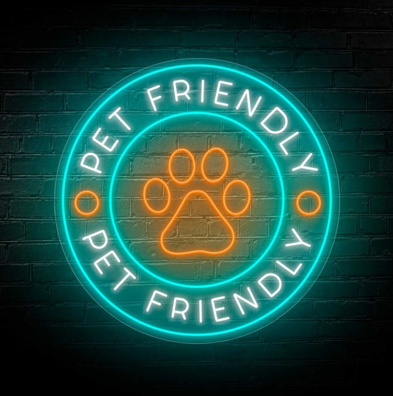 NeonLED | Pet Friendly Sinal luminoso néon 'PET FRIENDLY' com pata de animal em parede de tijolos