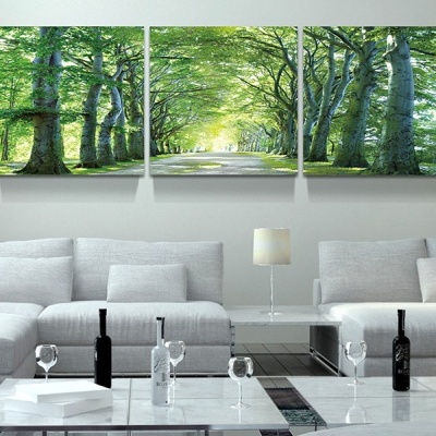 Sala com sofás brancos, mesa de vidro com vinhos e quadros de alameda verde