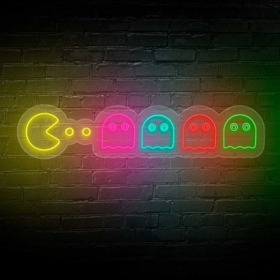Painel de luzes néon coloridas com tema Pac-Man montado numa parede de tijolos.