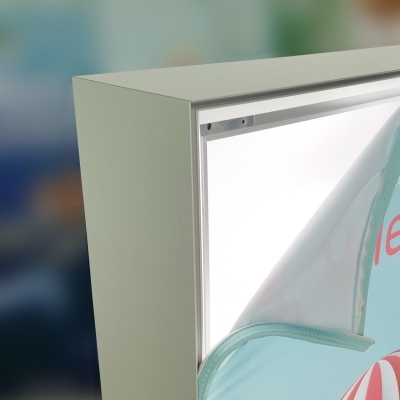 Caixa de luz retangular cinza com vinheta plástica transparente na frente