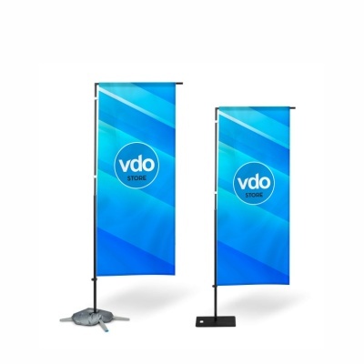 Duas bandeiras publicitárias azuis com logótipo vdo STORE