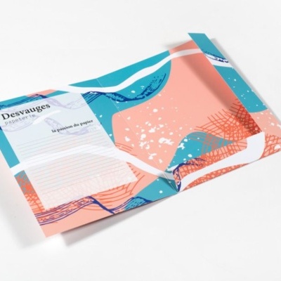 Envelope colorido com padrão abstrato e texto Desvauges