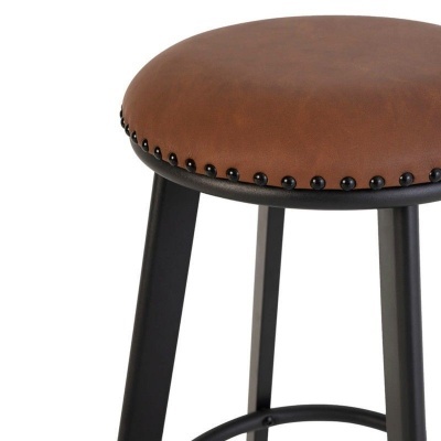 Banco com assento redondo castanho e pernas pretas em metal