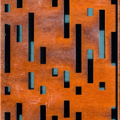 Painel metálico decorativo com cortes retangulares e acabamento enferrujado