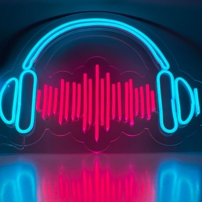 Neon decorativo com auscultadores azuis e forma vermelha de onda sonora