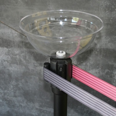 Taça transparente em suporte preto com fitas rosa e cinza