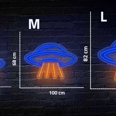 Sinais de néon azuis e laranja em forma de disco voador em três tamanhos diferentes