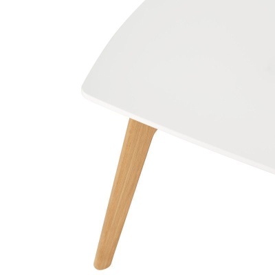 Pé de mesa de madeira clara com tampo branco liso