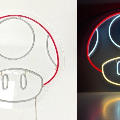 Candeeiro de néon em formato de cogumelo com contorno vermelho, branco e amarelo, em duas imagens, sem luz e ligado.