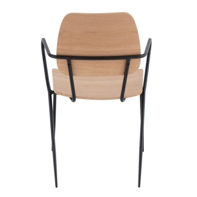 Cadeira com estrutura preta e assento de madeira clara vista de trás