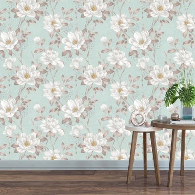 Papel de parede floral branco e bege em fundo azul claro com mesa de madeira clara e decoração