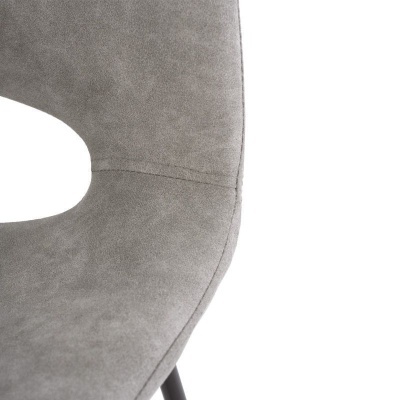 Cadeira cinzenta estofada com estrutura preta e recorte arredondado nas costas