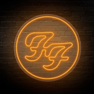 Neon laranja com letras FF numa parede de tijolo