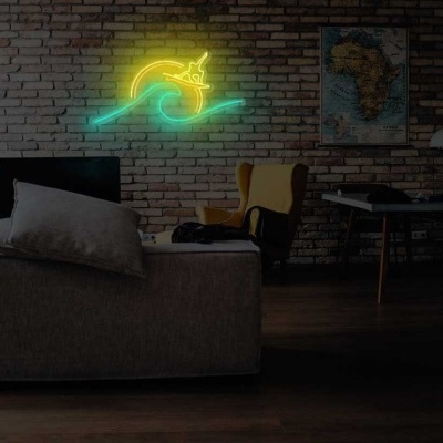 Sala com parede de tijolos, sofá cinzento, cadeira amarela, mesa e luz de néon colorida na parede