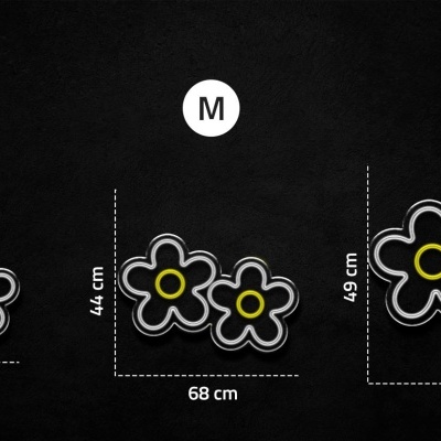 Conjuntos decorativos em forma de flores com centros amarelos e contornos brancos em três tamanhos diferentes