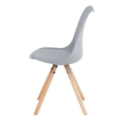 Cadeira cinzenta em plástico com pernas em madeira clara