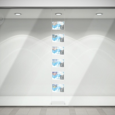 Vitrine de loja minimalista com fundo branco e cinco folhetos azuis em coluna vertical