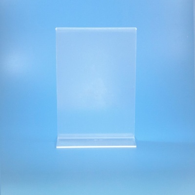 Suporte transparente retangular em acrílico sobre fundo azul