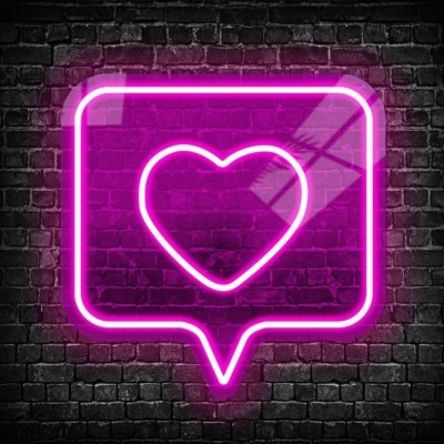 Letreiro de néon rosa com coração em balão de mensagem
