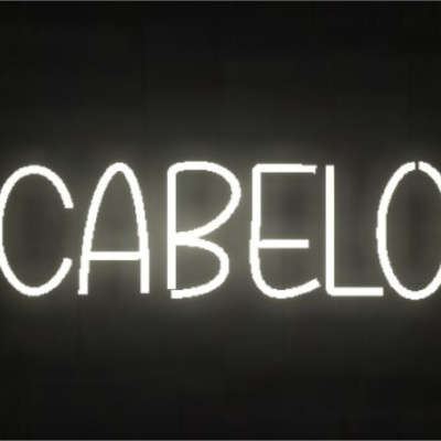 Letreiro de néon branco com a palavra 'CABELO'