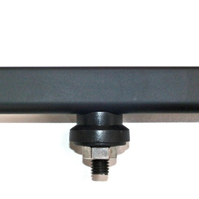 Barra preta com parafuso e porca de aço cinzento