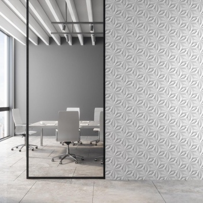 Parede decorativa branca com padrão geométrico 3D e espaço interior moderno