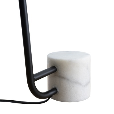 Candeeiro moderno base mármore branco e estrutura metálica preta