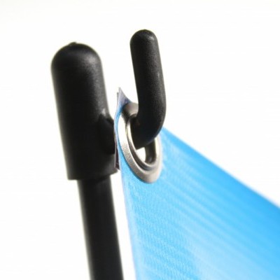 Gancho preto prendendo lona azul clara com ilhó metálico