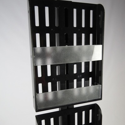 Suporte vertical preto com ranhuras e fitas metálicas