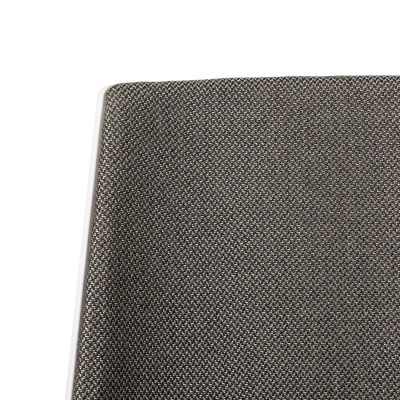 tecido cinza escuro com padrão de trama cruzada texturizada e borda curva