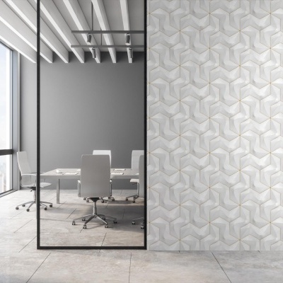 Painel decorativo de parede com padrão geométrico 3D em branco e bege numa sala de escritório moderna