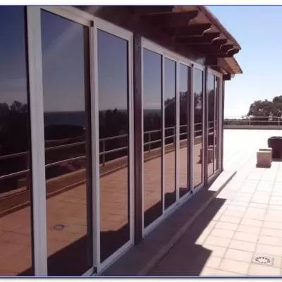 Varanda com paredes de vidro e vista exterior