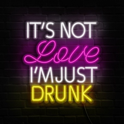 Letreiro em néon com texto colorido em parede de tijolos