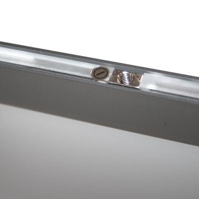 Quado branco com moldura metálica e parafuso na parte superior